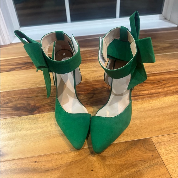 Elegant Green Stiletto Heels - Picture 2 of 7